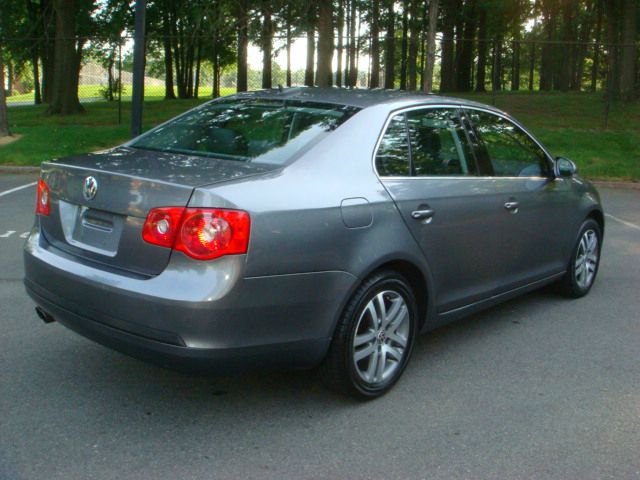 Volkswagen Jetta Reg Cab 135.5 WB 4WD DRW Sedan