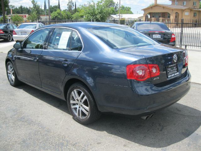 Volkswagen Jetta Reg Cab 135.5 WB 4WD DRW Sedan