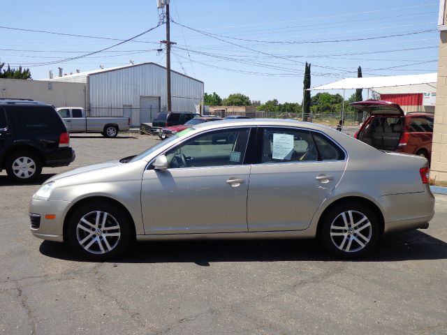 Volkswagen Jetta Reg Cab 135.5 WB 4WD DRW Sedan