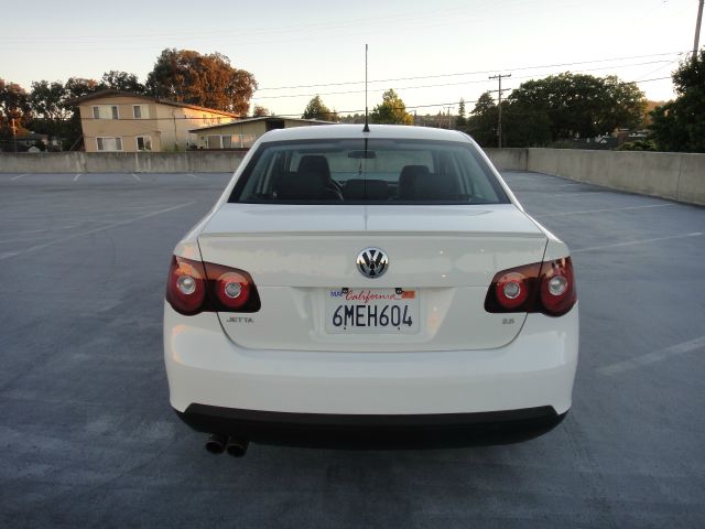 Volkswagen Jetta AWD - Leather Sunroof At R Sedan