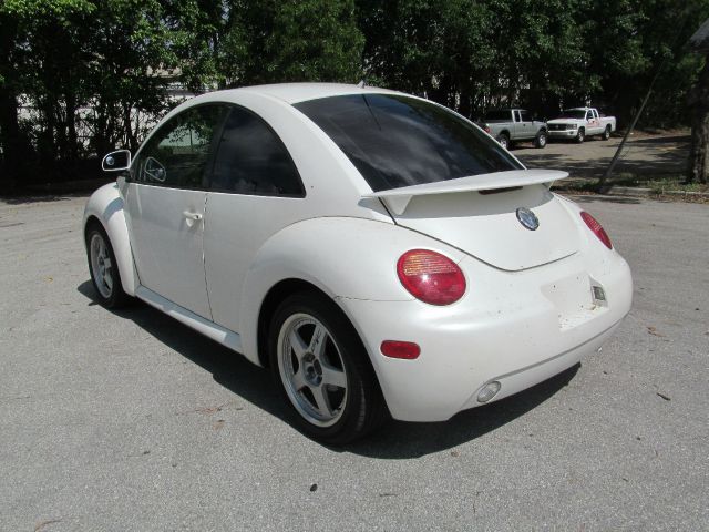 Volkswagen New Beetle Base Coupe