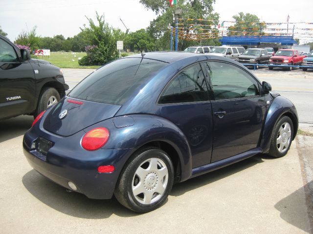 Volkswagen New Beetle 2000 photo 1