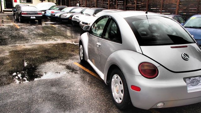 Volkswagen New Beetle 2000 photo 1