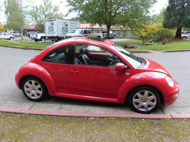 Volkswagen New Beetle SEL Chrome Wheels/front Wheel Drive Hatchback