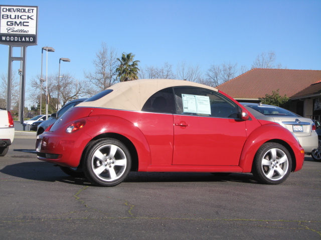 Volkswagen New Beetle 2006 photo 1