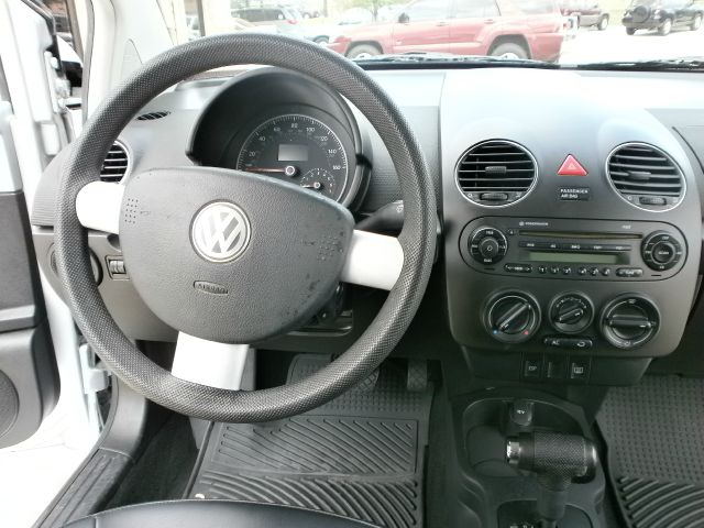 Volkswagen New Beetle 2008 photo 11