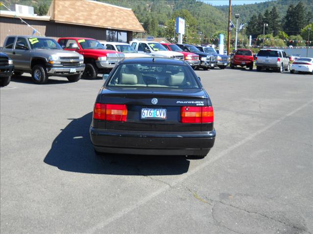 Volkswagen Passat Crew Cab 4WD Sedan