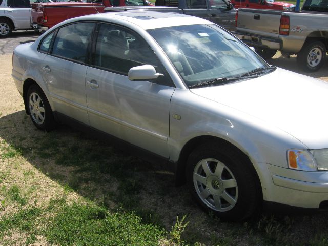 Volkswagen Passat FWD 4dr Sport Sedan