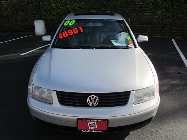 Volkswagen Passat 2000 photo 1