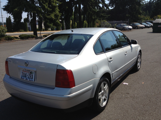 Volkswagen Passat 2000 photo 1