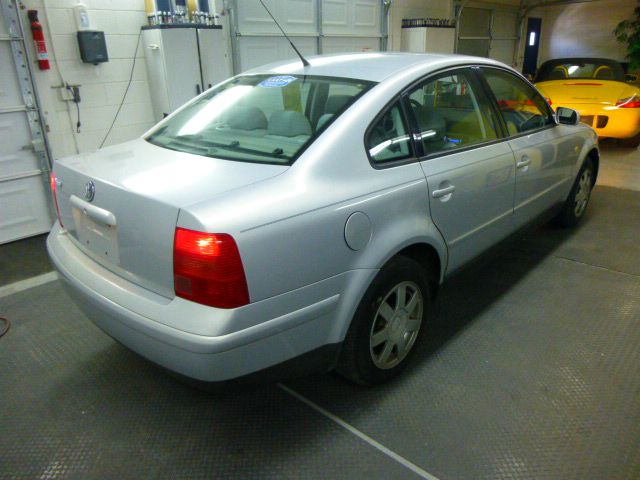 Volkswagen Passat 2000 photo 1