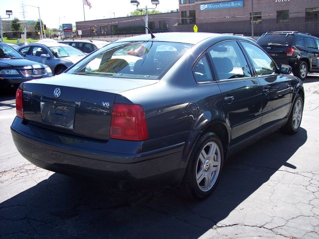 Volkswagen Passat 2000 photo 1