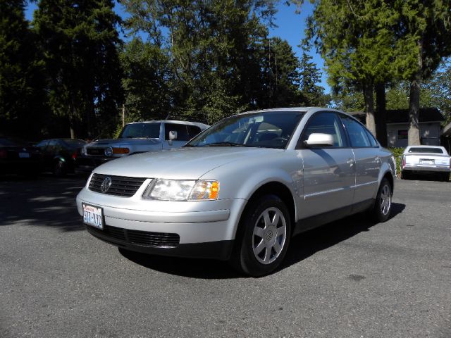 Volkswagen Passat FWD 4dr Sport Sedan