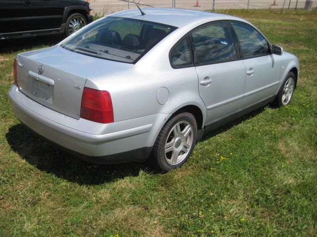 Volkswagen Passat 2000 photo 2