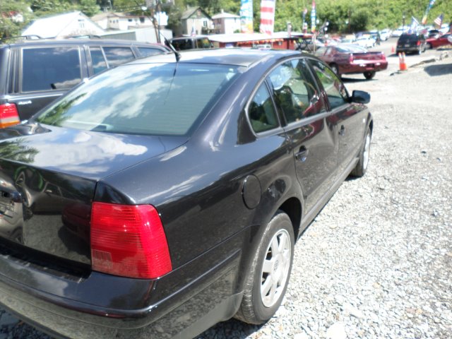 Volkswagen Passat FWD 4dr Sport Sedan