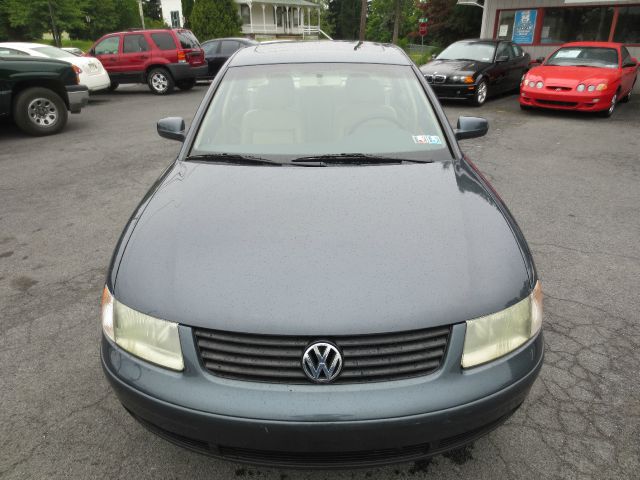 Volkswagen Passat 2000 photo 1