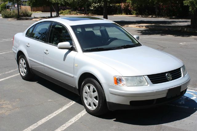 Volkswagen Passat 2000 photo 2