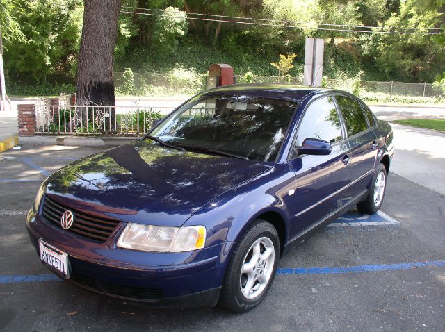 Volkswagen Passat FWD 4dr Sport Sedan