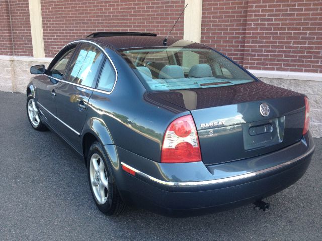 Volkswagen Passat FWD 4dr Sport Sedan