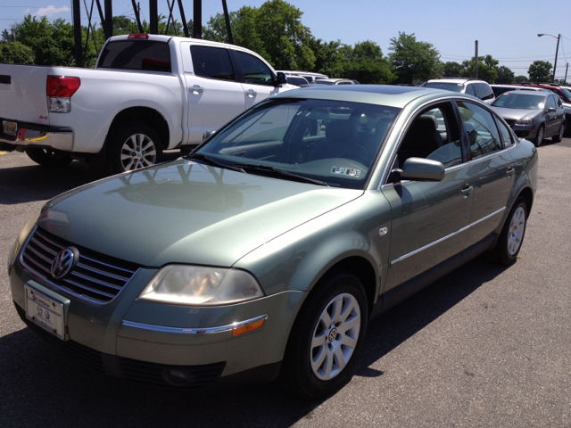 Volkswagen Passat FWD 4dr Sport Sedan