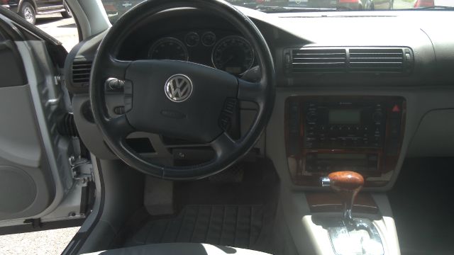 Volkswagen Passat LS W/leather Seats Sedan