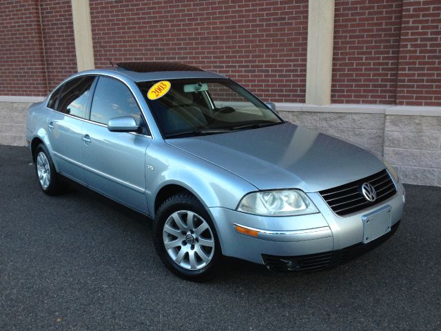 Volkswagen Passat FWD 4dr Sport Sedan