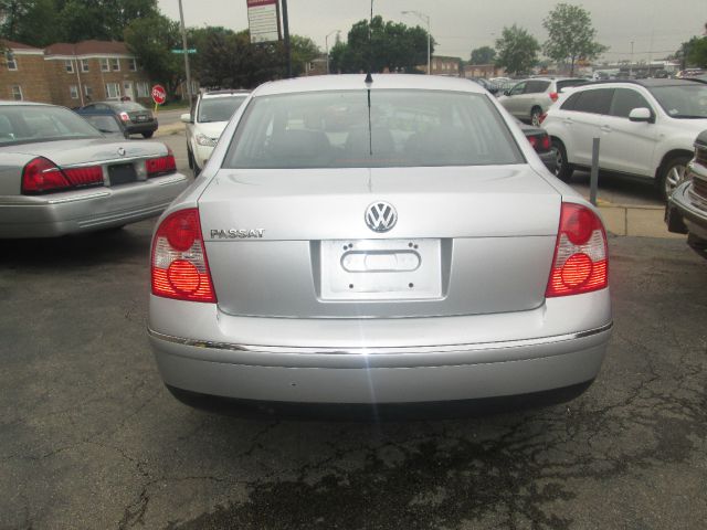 Volkswagen Passat FWD 4dr Sport Sedan