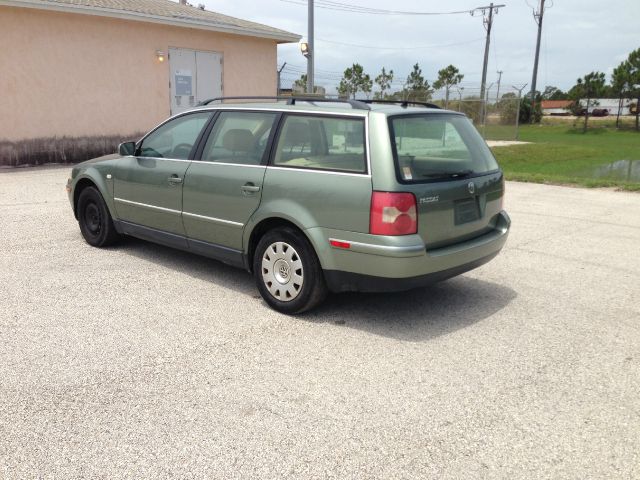 Volkswagen Passat S Sedan Wagon