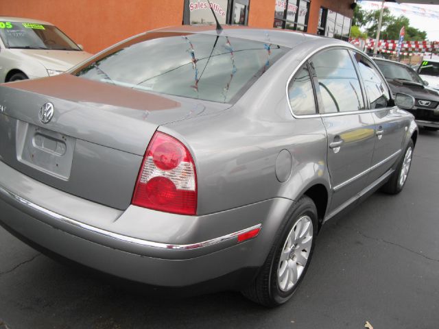 Volkswagen Passat FWD 4dr Sport Sedan