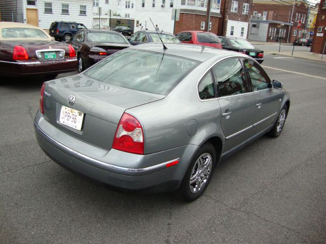 Volkswagen Passat 2003 photo 1