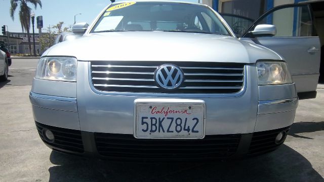 Volkswagen Passat FWD 4dr Sport Sedan