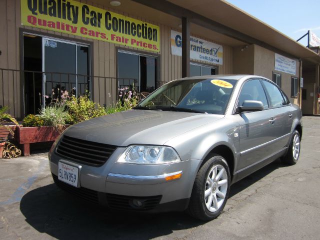 Volkswagen Passat FWD 4dr Sport Sedan