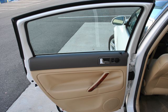 Volkswagen Passat LS W/leather Seats Sedan