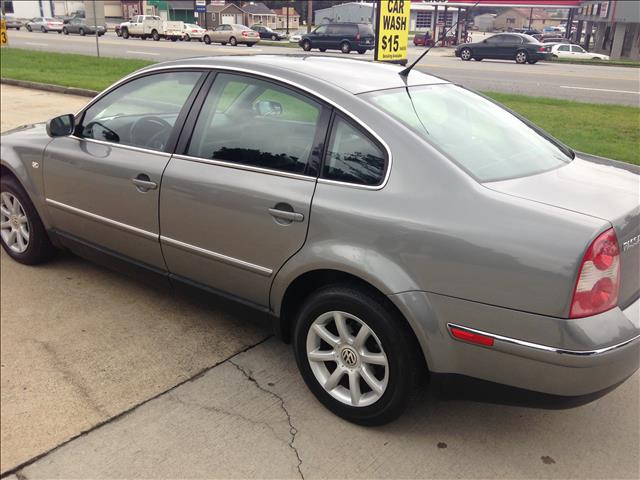 Volkswagen Passat FWD 4dr Sport Sedan