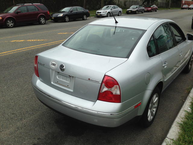 Volkswagen Passat FWD 4dr Sport Sedan