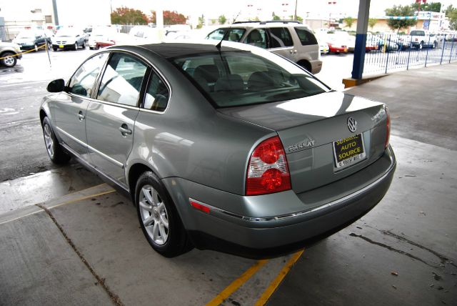 Volkswagen Passat 2004 photo 1