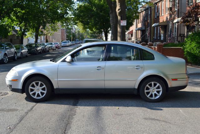 Volkswagen Passat FWD 4dr Sport Sedan