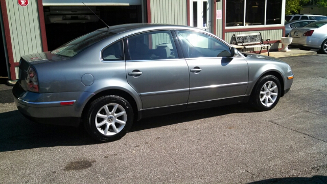 Volkswagen Passat FWD 4dr Sport Sedan