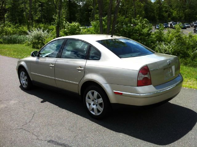 Volkswagen Passat 4dr 112 WB AWD Sedan