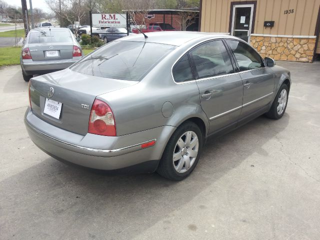 Volkswagen Passat 4dr 112 WB AWD Sedan