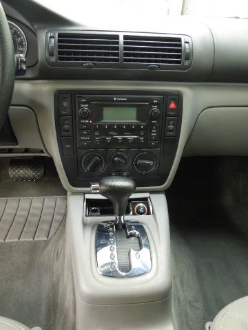 Volkswagen Passat 2005 photo 11