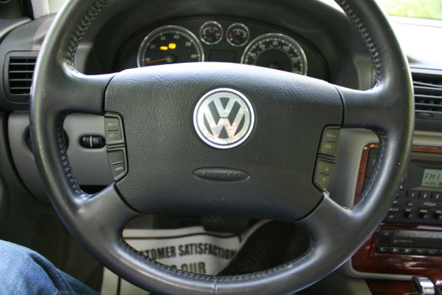 Volkswagen Passat 2005 photo 11