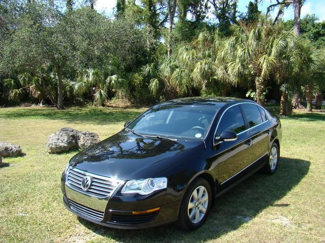 Volkswagen Passat 4DR SDN LE V6 AT Sedan