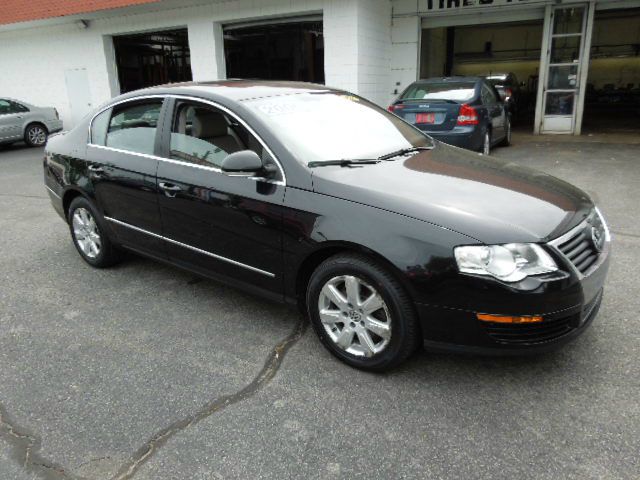 Volkswagen Passat 4dr Sdn I4 Auto XLE Sedan