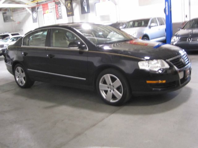 Volkswagen Passat 4DR SDN LE V6 AT Sedan