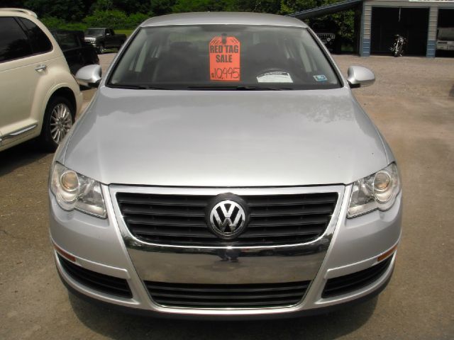 Volkswagen Passat 4DR SDN LE V6 AT Sedan