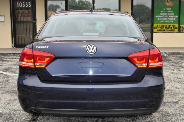 Volkswagen Passat 4 Door SR5 V6 Reg Bed Sedan