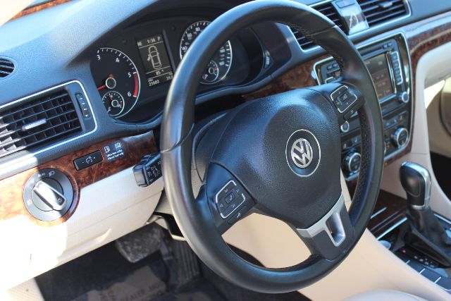 Volkswagen Passat 2012 photo 2