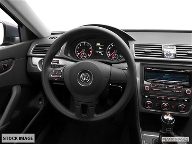 Volkswagen Passat 2012 photo 2