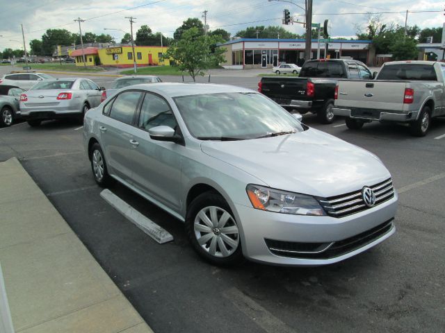 Volkswagen Passat SE 2.0T Quattro 6-speed Sedan